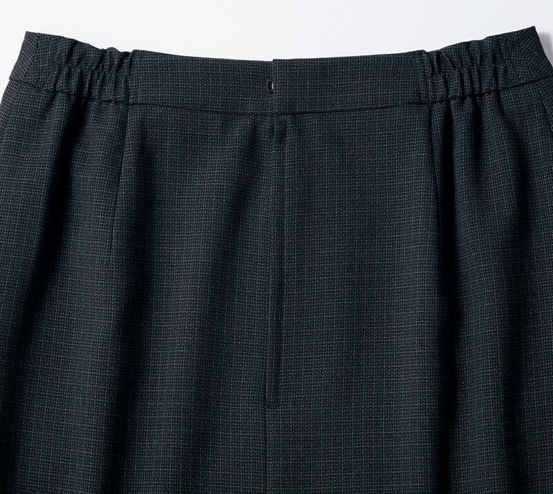 サイドゴム仕様<br>こっそり楽なウエストインゴムで印象スマート。