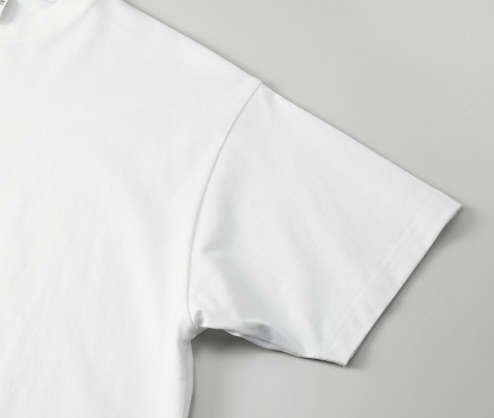 アームホールはオーバーロック始末、袖口は2本針始末