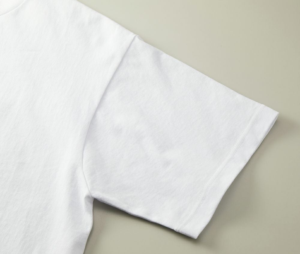 ストリート気分を引き立てる、大きめのアームホール