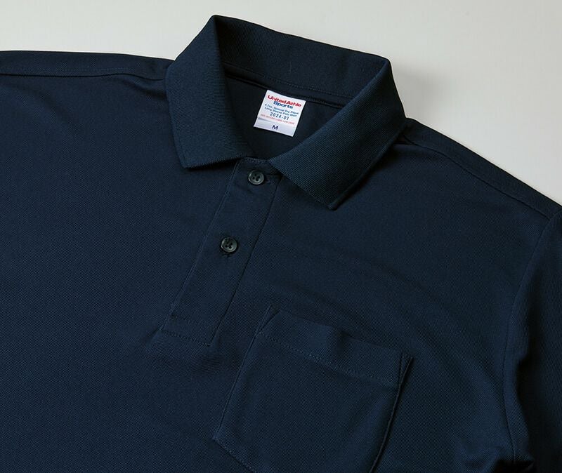 ネイビーには身頃とカラーマッチのツヤありボタンを使用