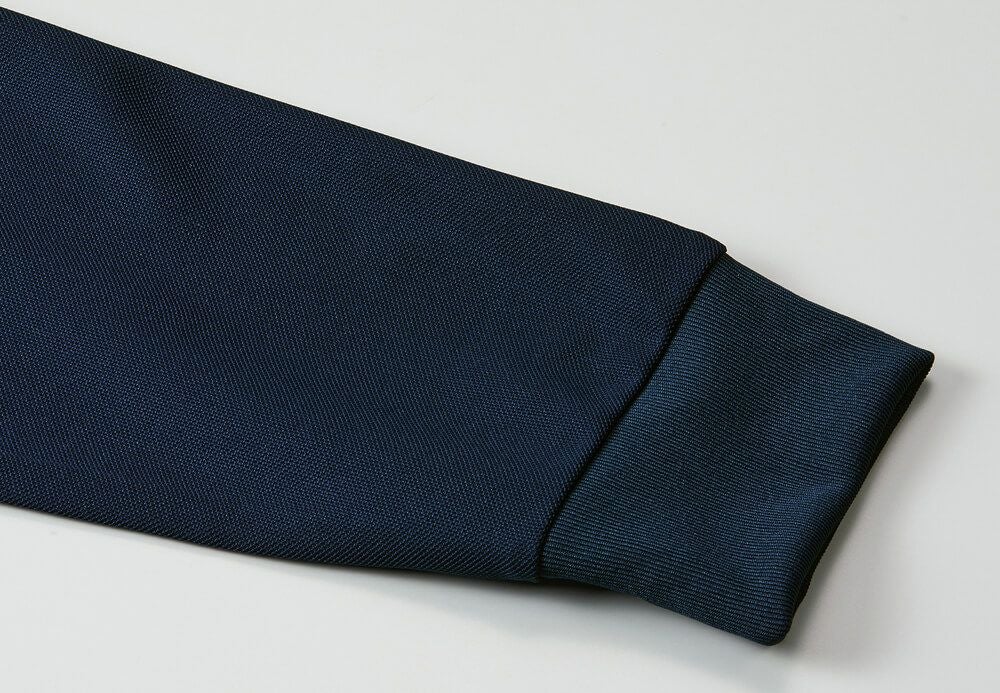 袖口はリブ仕様、袖まくりにも便利