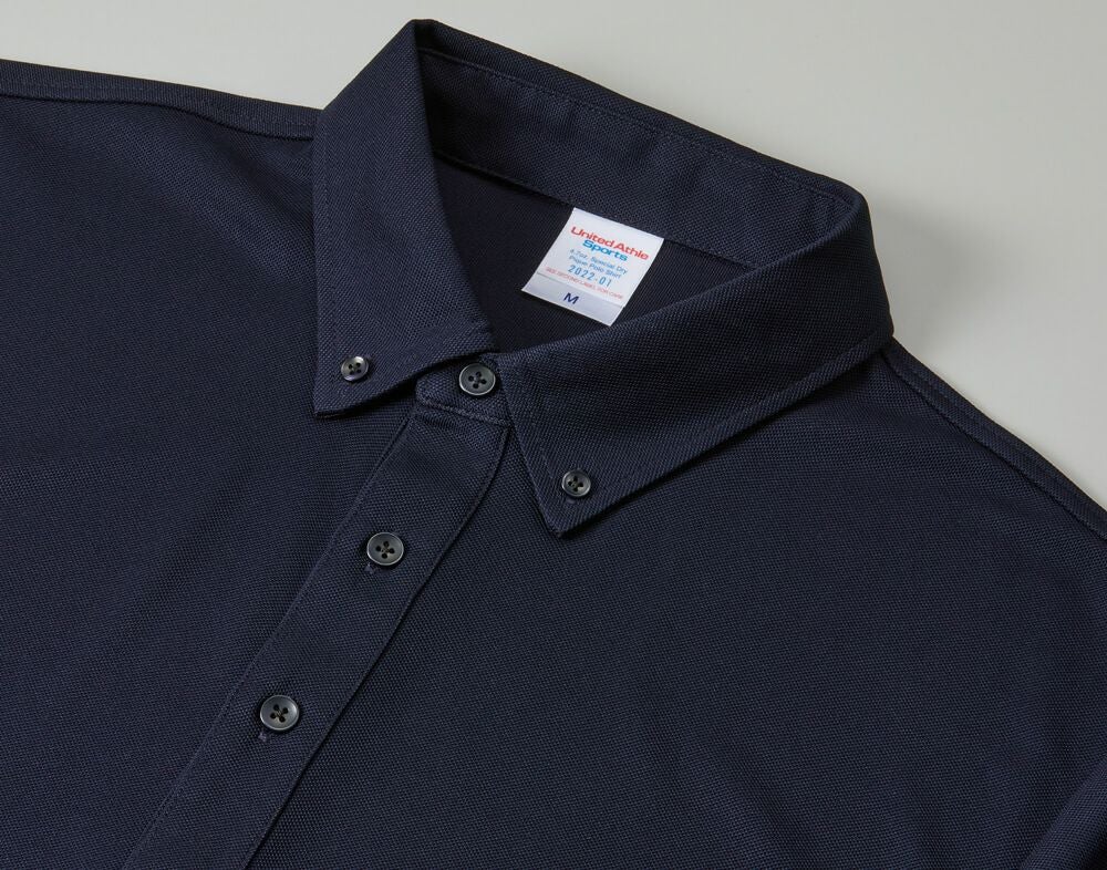 ブラック・ネイビーには身頃とカラーマッチのツヤありボタンを使用