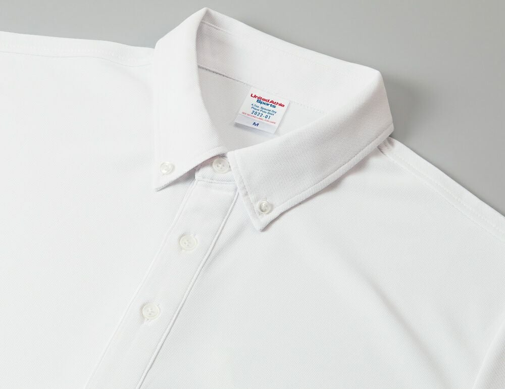 ブラックとネイビー以外のカラーには乳白色のボタンを使用