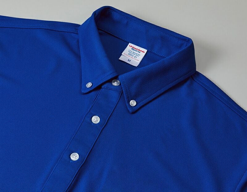 襟は共生地の台襟仕様で立体的な首もとを実現