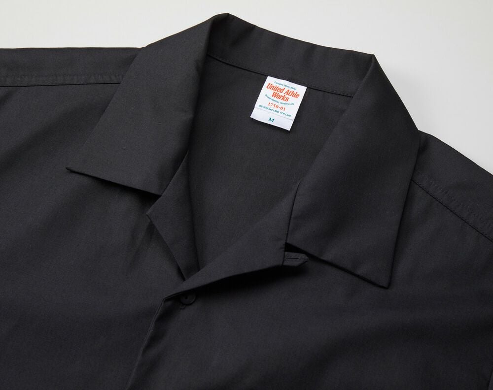 襟はオープンカラー、ループ付き仕様