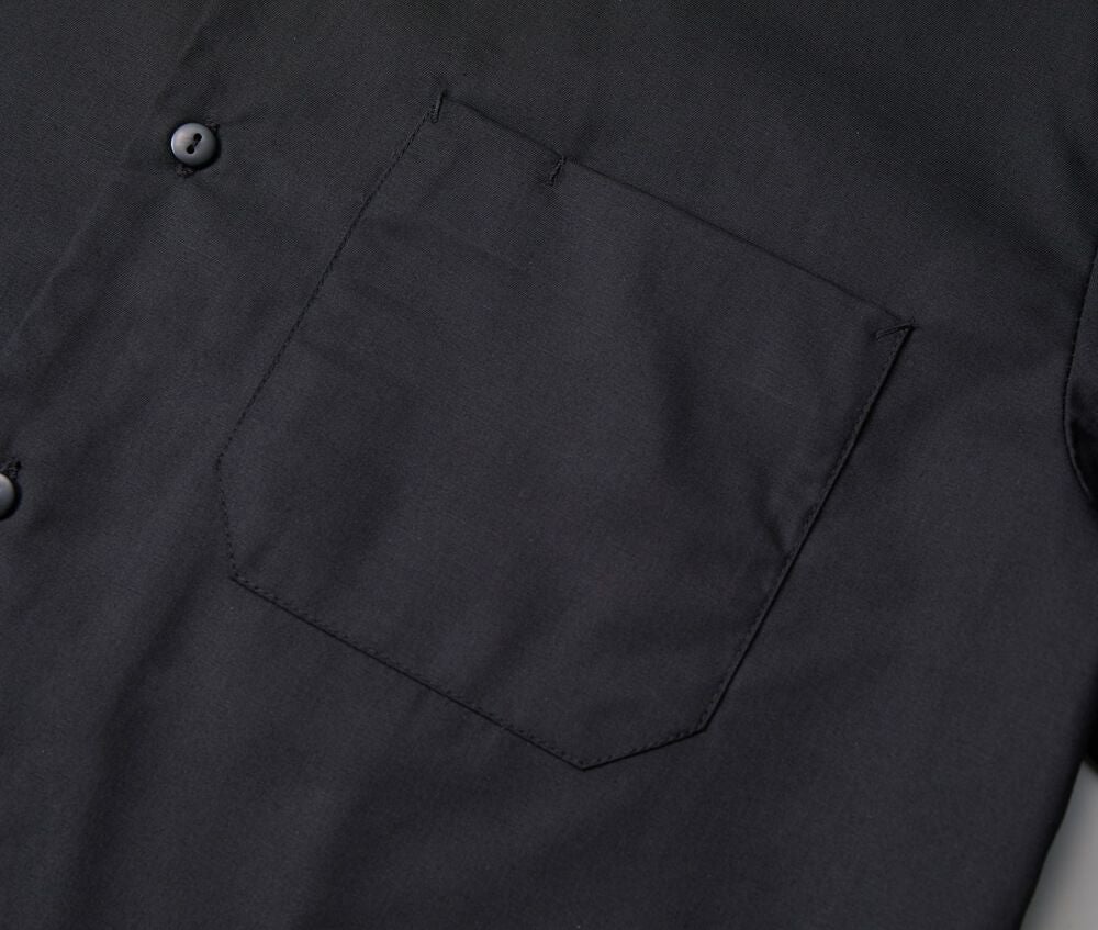 左胸にはポケット付き（ペン差しあり）
