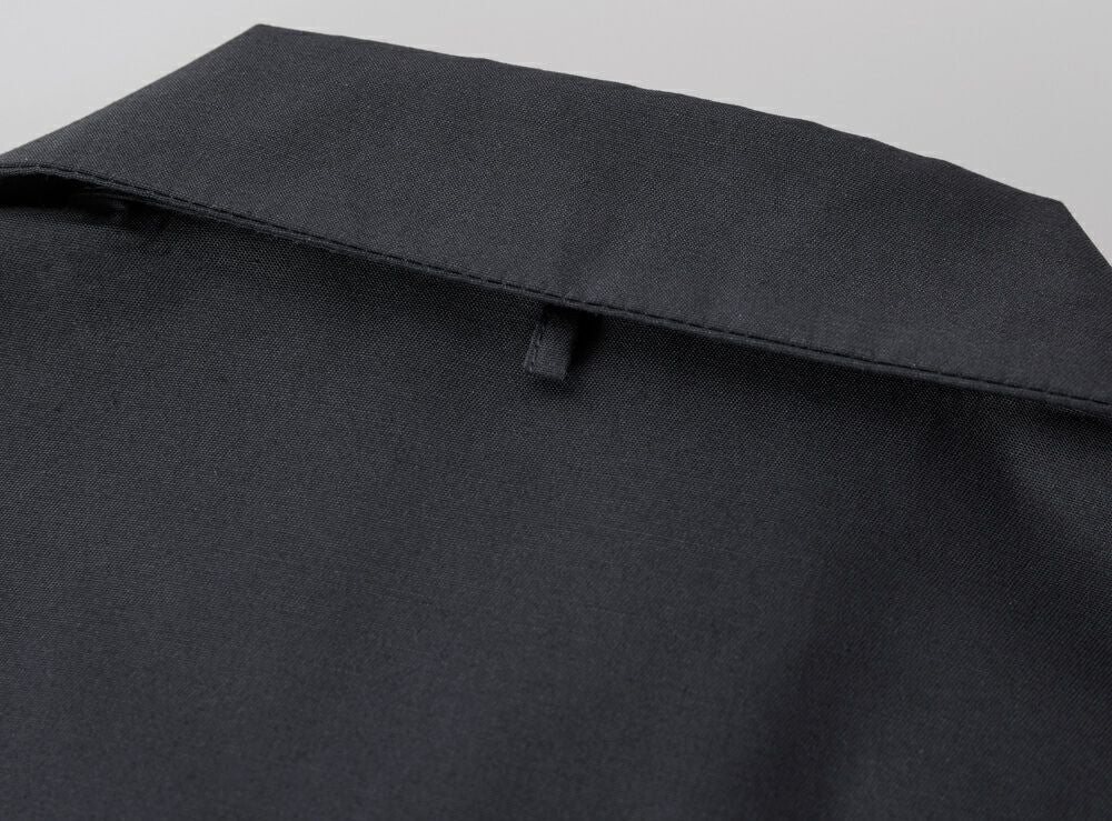 襟後ろにはロッカーループ付き