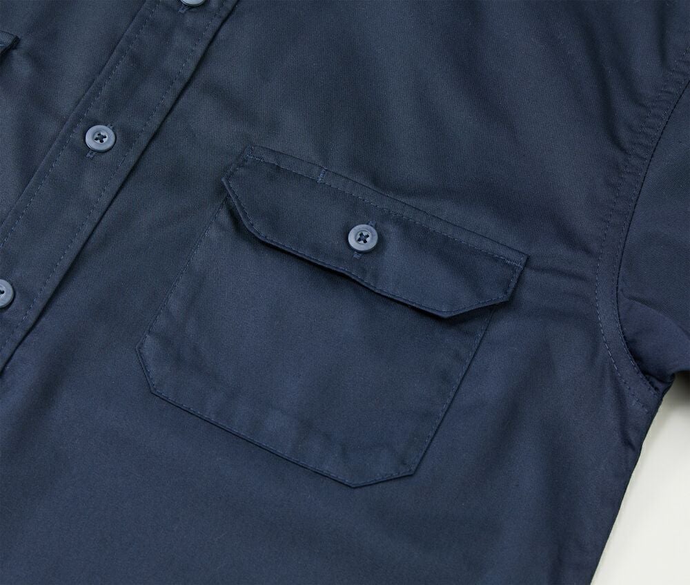 両胸にはフラップ付きのポケット、左胸ポケットのみペン差しあり