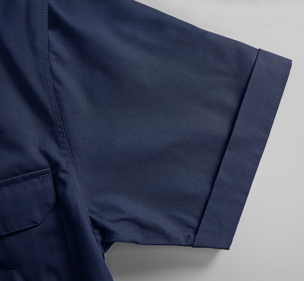 袖口は外側に折り返し仕様