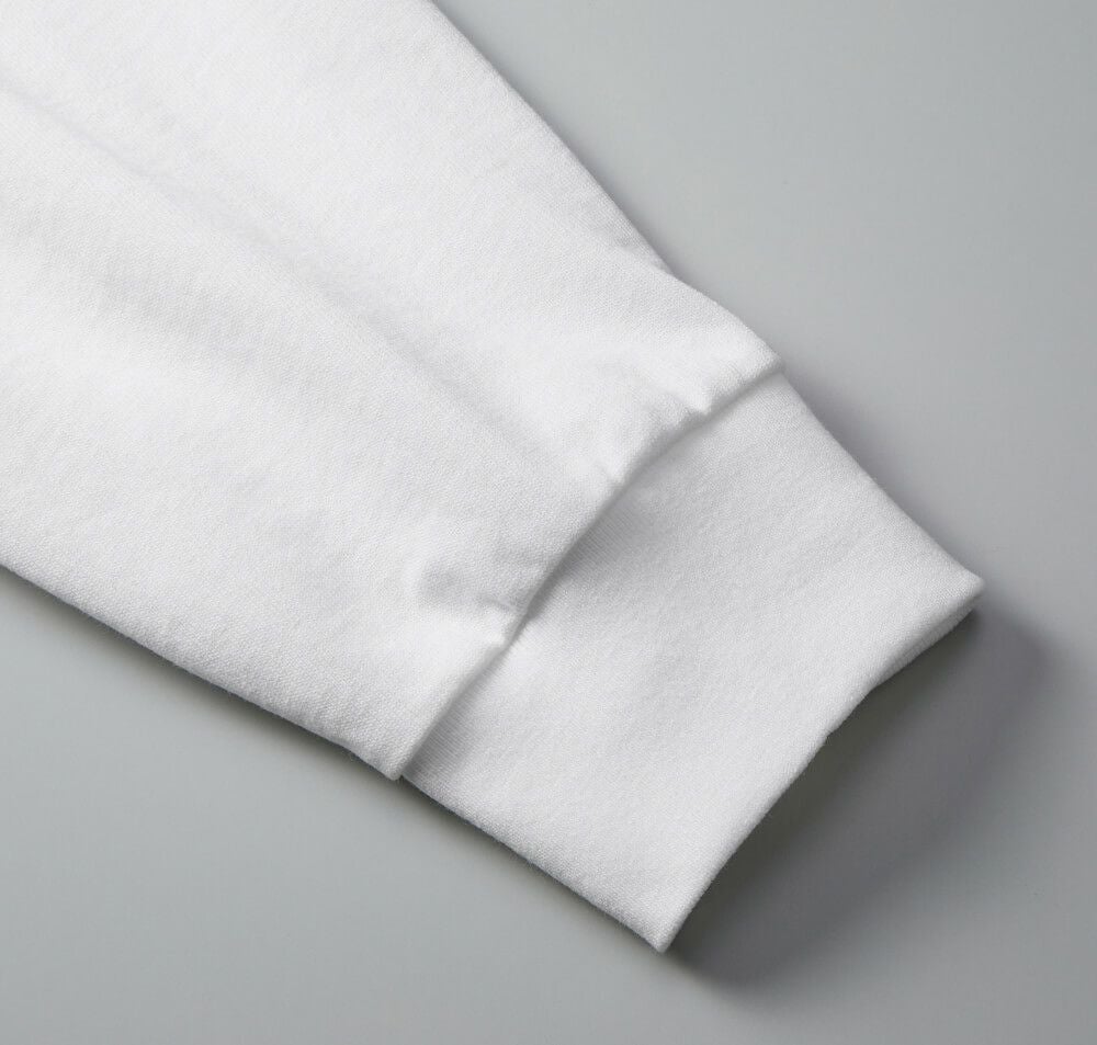 袖口は2.1インチ幅の長めなリブ仕様、ステッチを隠したミニマルなルックスが特長