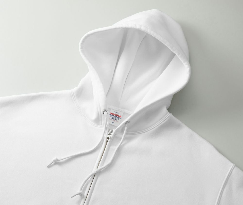 存在感のある大きめの二重フードが特徴