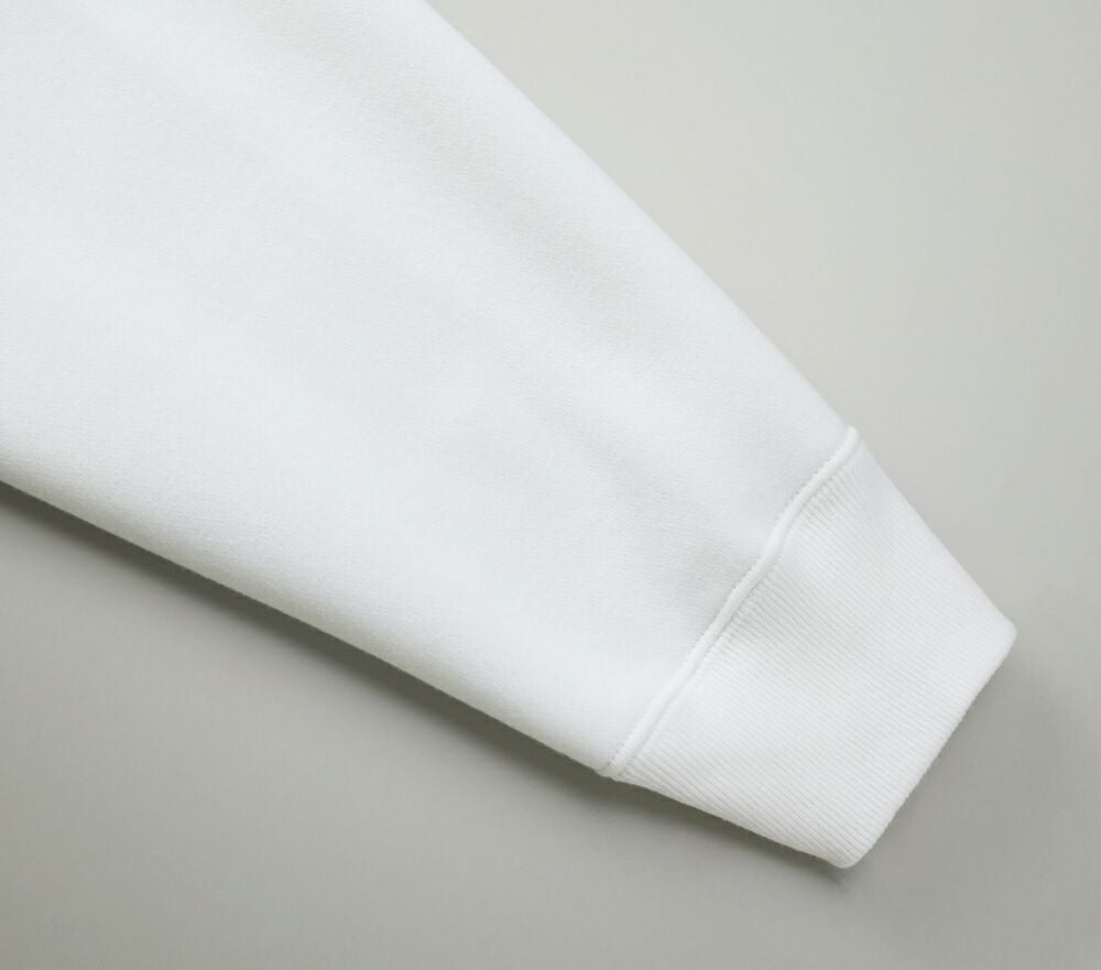 袖口はリブ仕様、シームラインは堅牢なまたぎ2本針始末