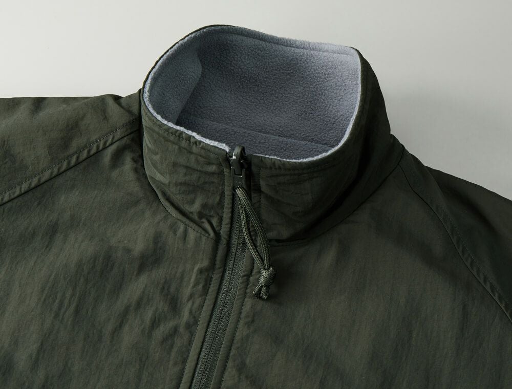 襟はスタンドカラーで首もとまであたたかい仕様