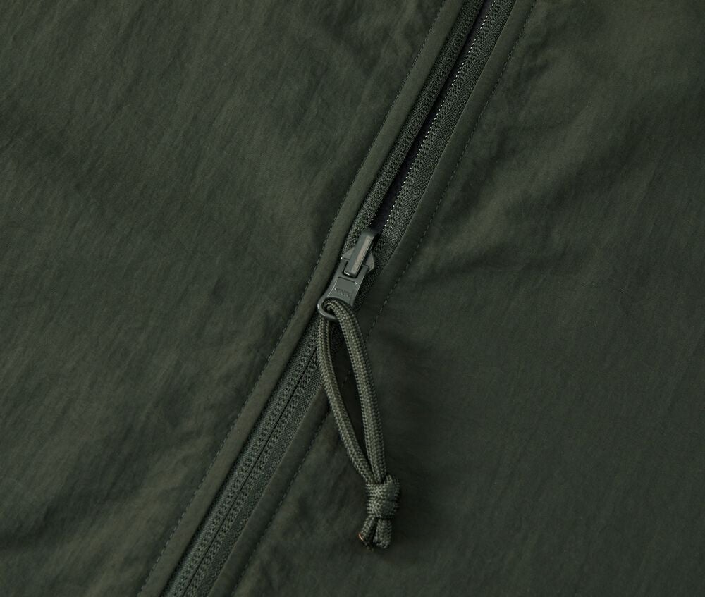 ファスナーはYKK社製 回転オートマチックスライダー仕様、パラコードの引き手はナイロン面と身頃同色