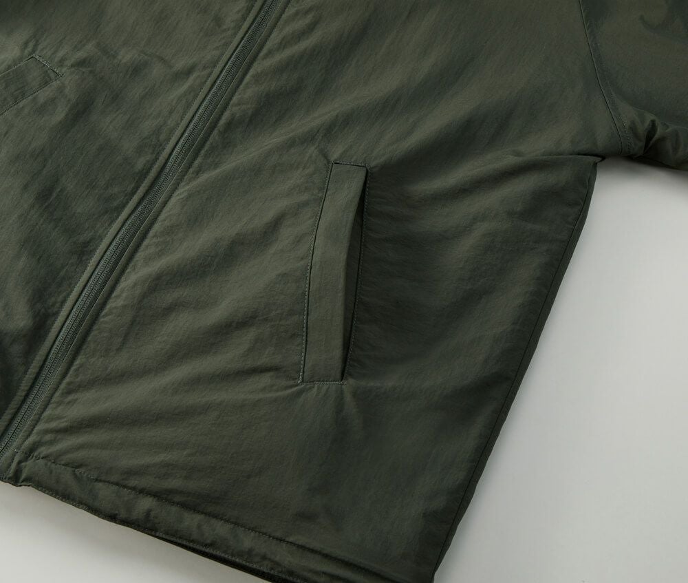 サイドには片玉縁ポケット付き（ナイロン面）