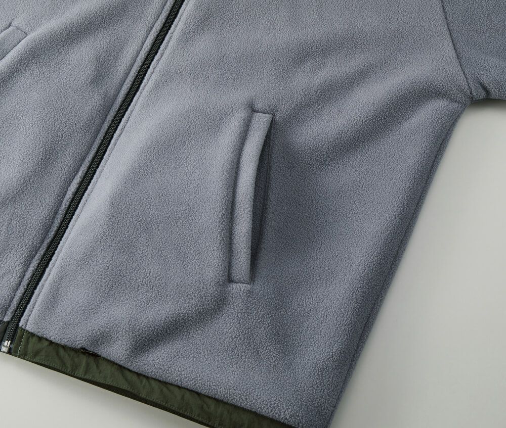 サイドには片玉縁ポケット付き（フリース面）