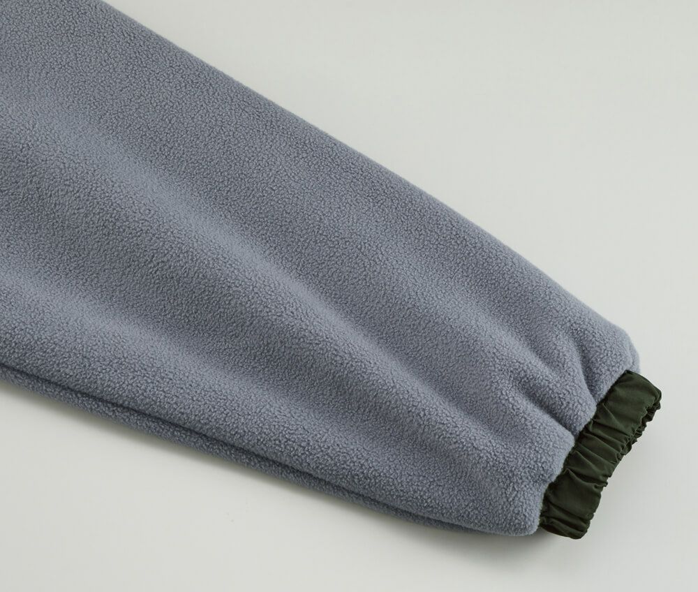 袖口はナイロンのシャーリング仕様（両面）