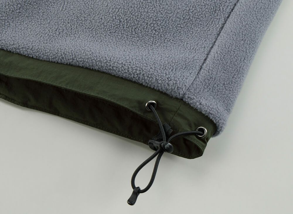 裾口には風の侵入やウェアのバタつきを調整できるドローコード付き