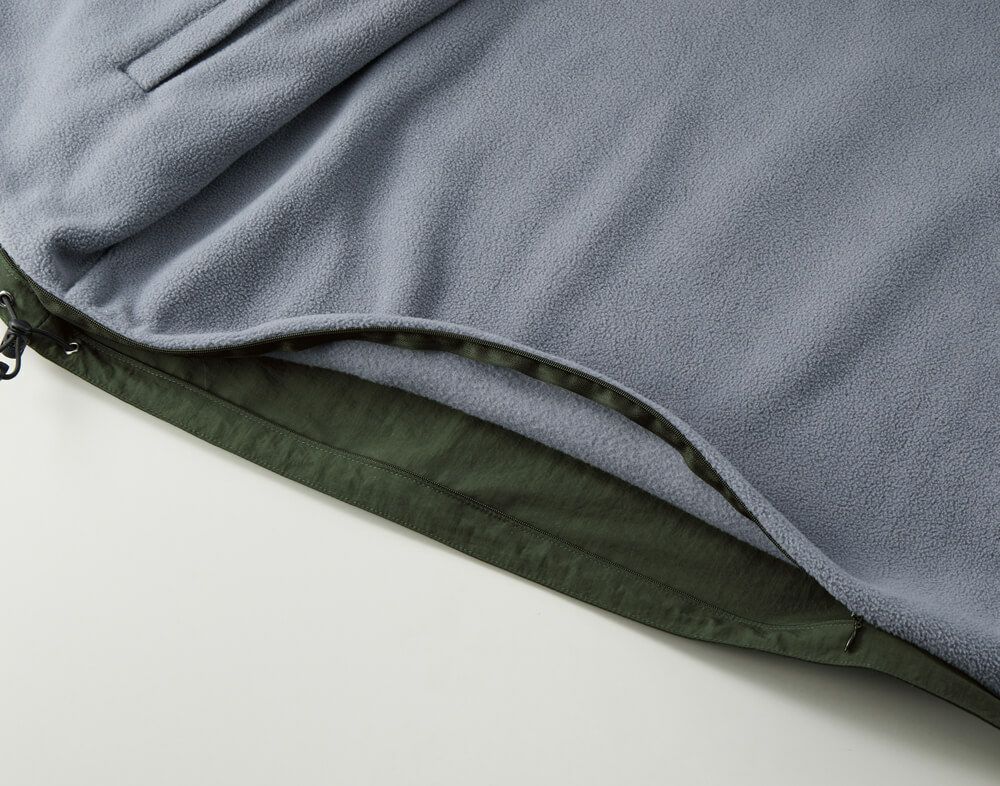 フリース面の裾部分にはプリント加工に便利なコンシールファスナー付き