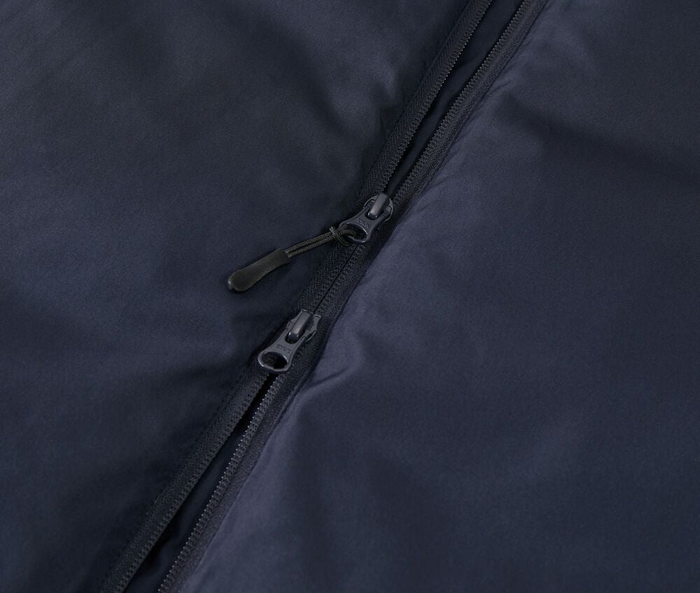 ファスナーはYKK社製 DALH型ダブルスライダーの裏使い仕様、引き手にはジッパータブ付き