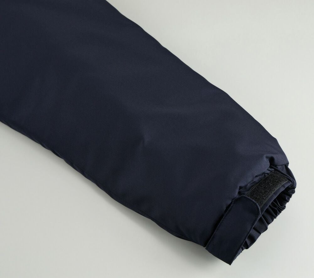 袖口はシャーリングと面ファスナー仕様