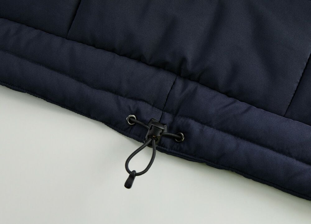 裾口には風の侵入やウェアのバタつきを調整できるドローコード付き