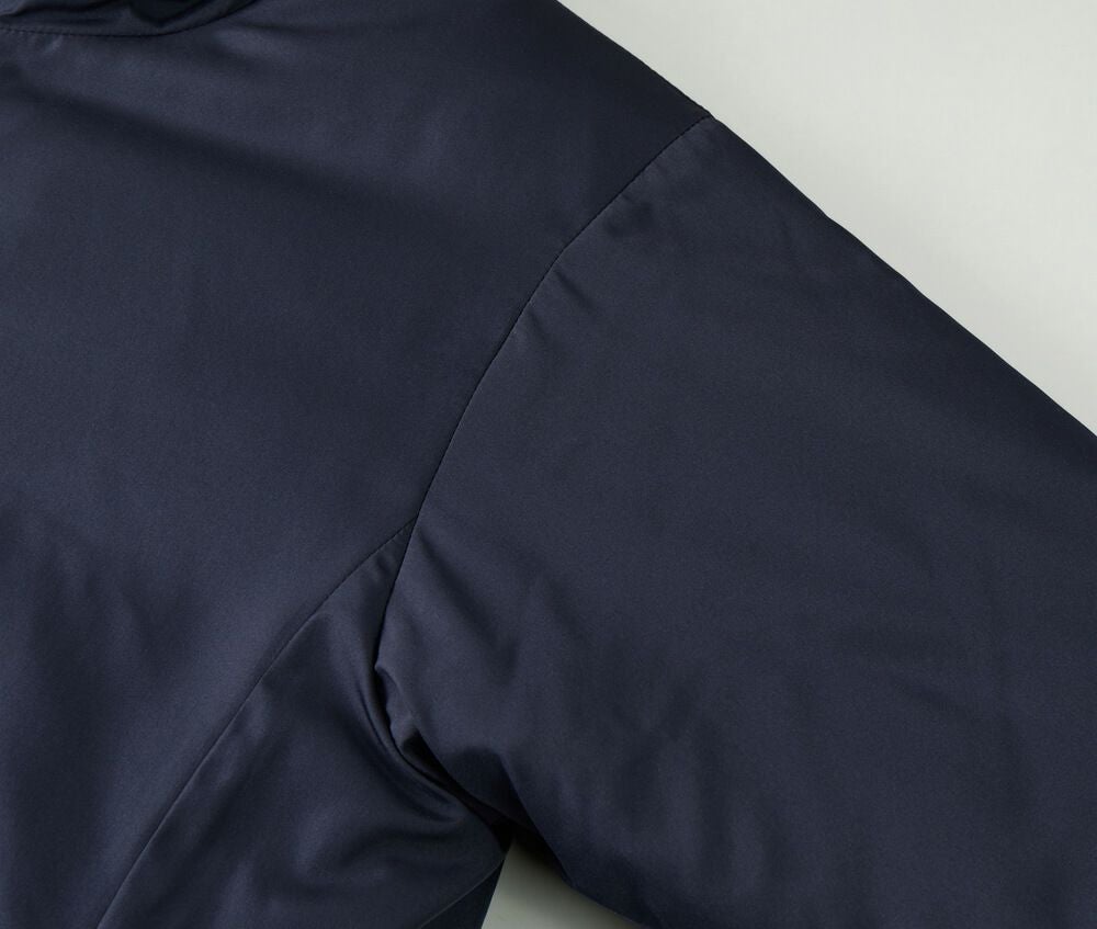 袖付けはセットインスリーブ仕様