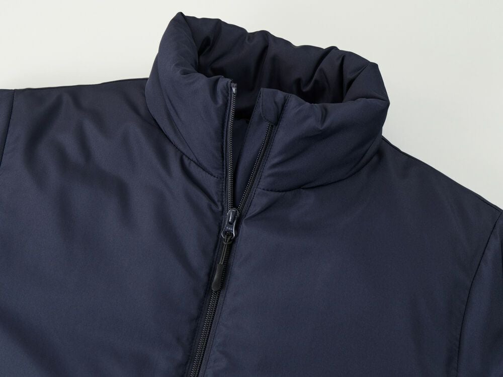 首もとは風の侵入を防ぐスタンドネック仕様、チンガード付き