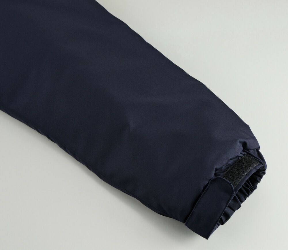 袖口はシャーリングと面ファスナー仕様