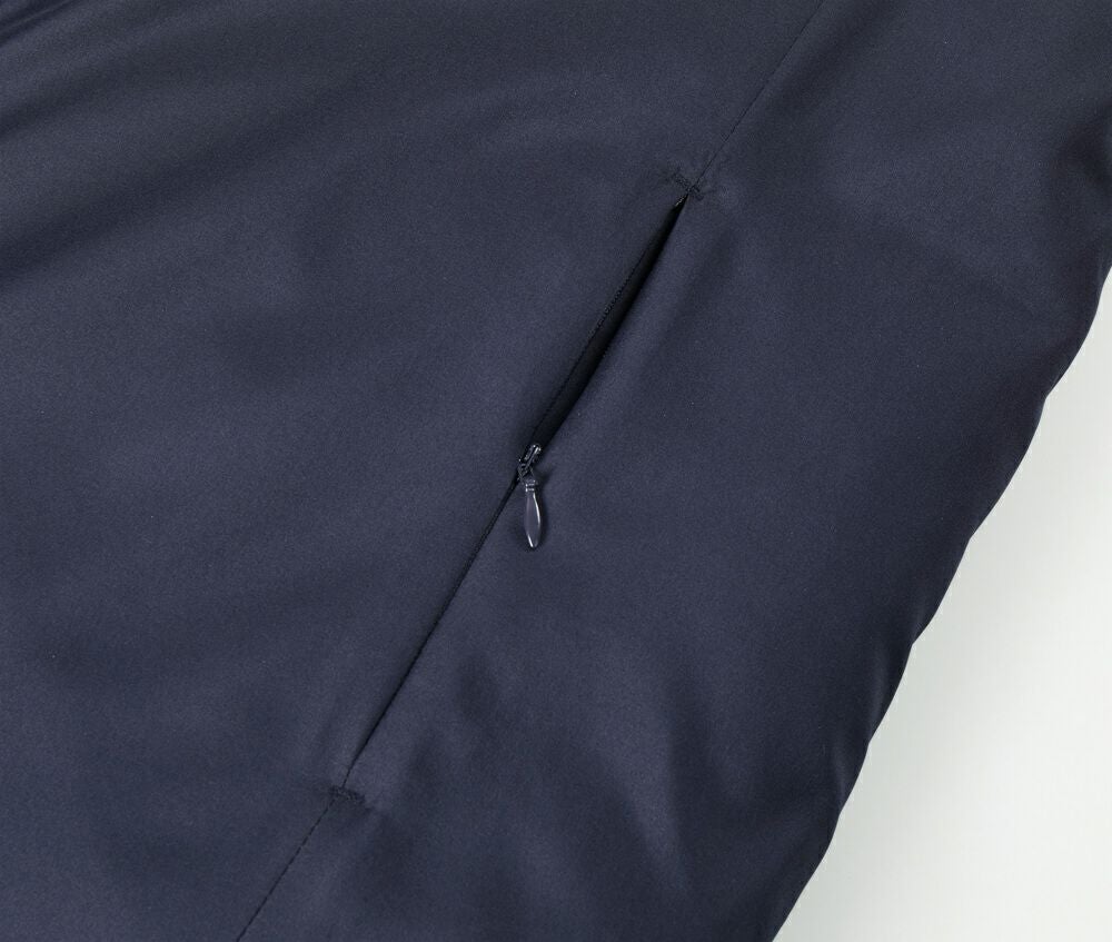 サイドポケットはコンシールファスナー仕様