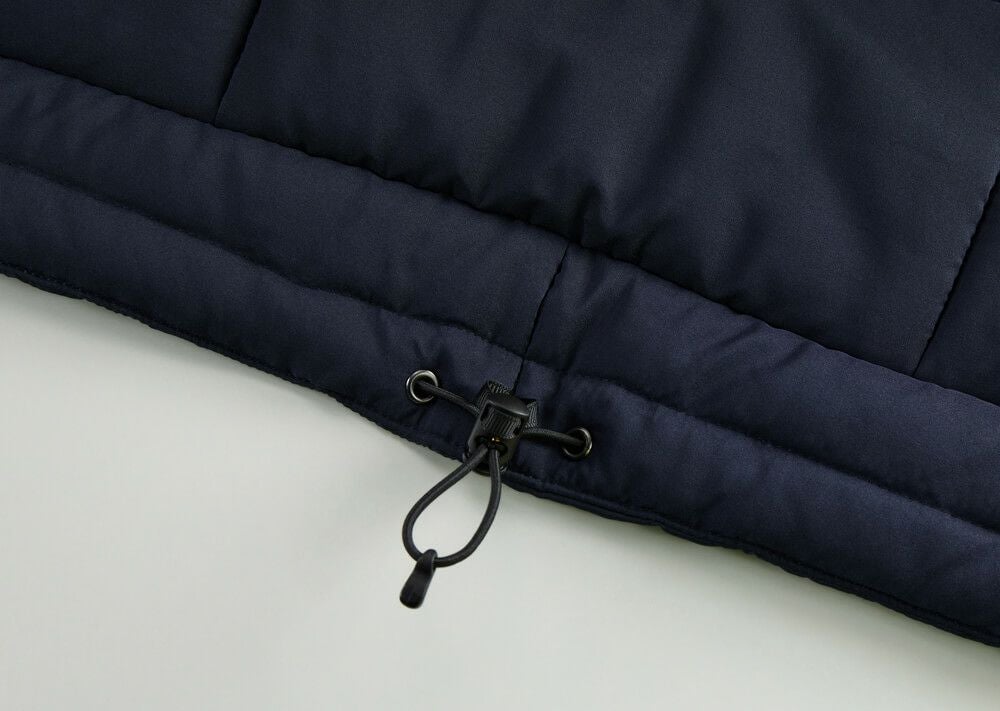 裾口には風の侵入やウェアのバタつきを調整できるドローコード付き