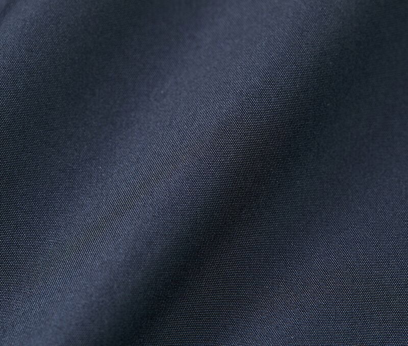 表地にはアクリルコーティングを施すことでハリ感を演出