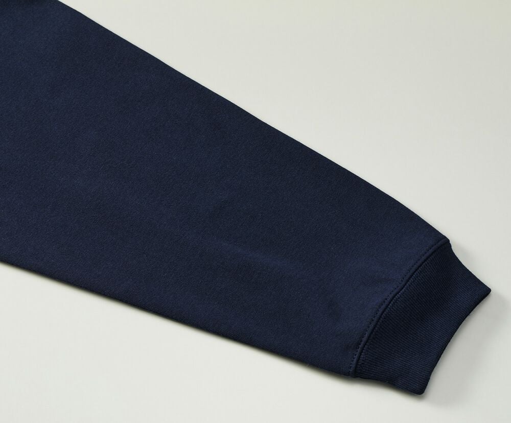 袖口はリブ仕様、シームラインは堅牢なダブルステッチ始末