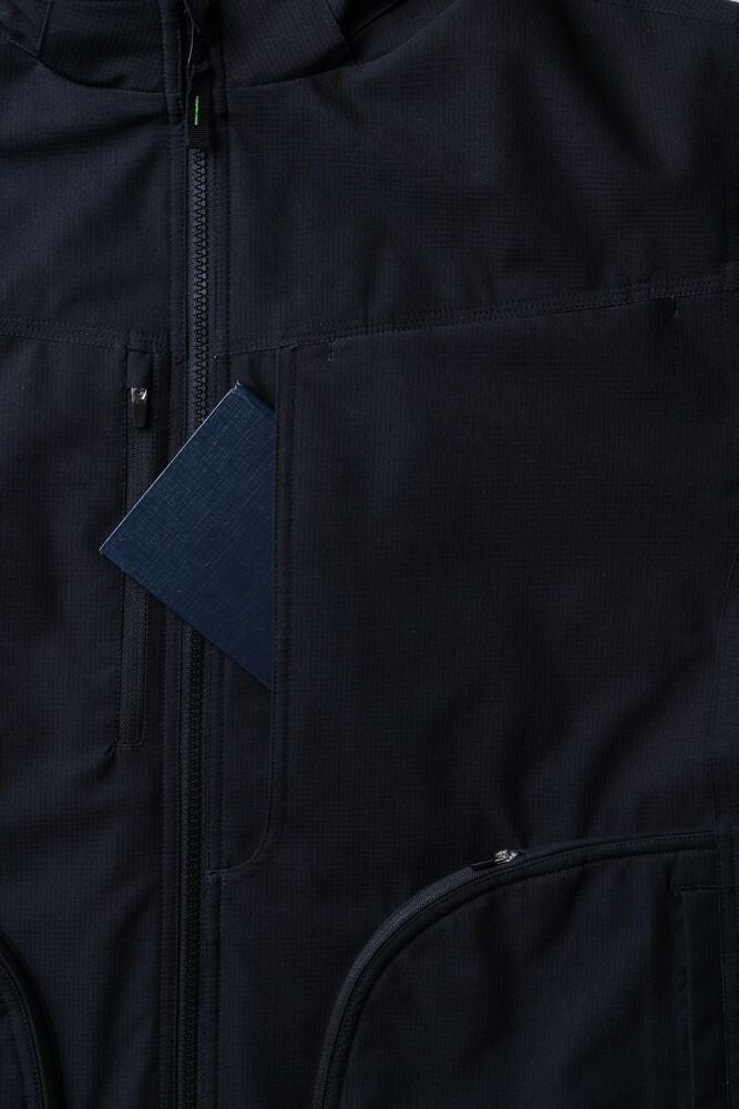 大容量ポケット（長財布が入る）