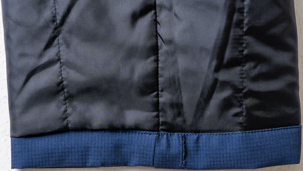 裾紐通しホール（紐は付いていません）