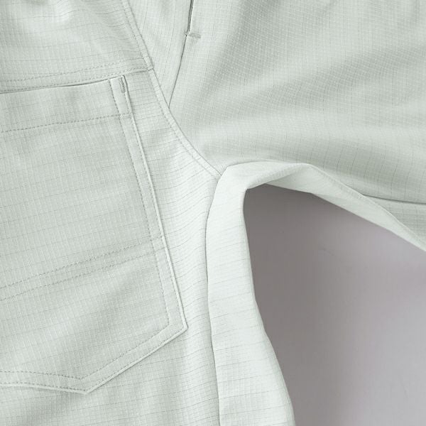 リラックスカット（腕をあげても脇がつっぱらない）