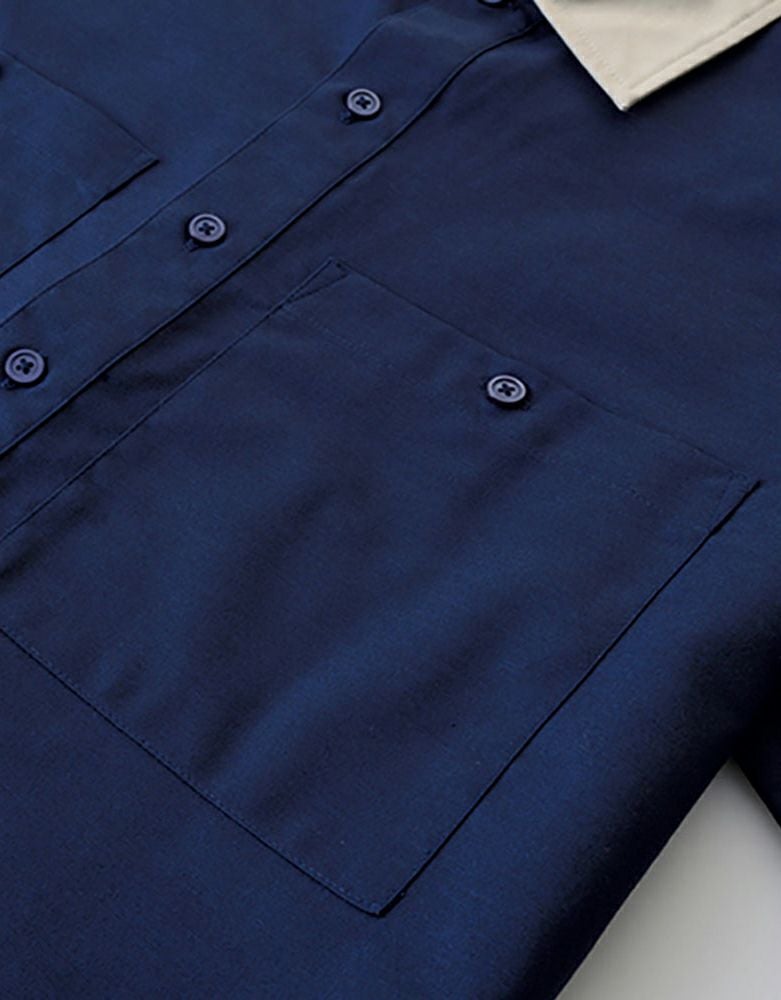 ボタン付き両胸ポケットがデザインアクセント