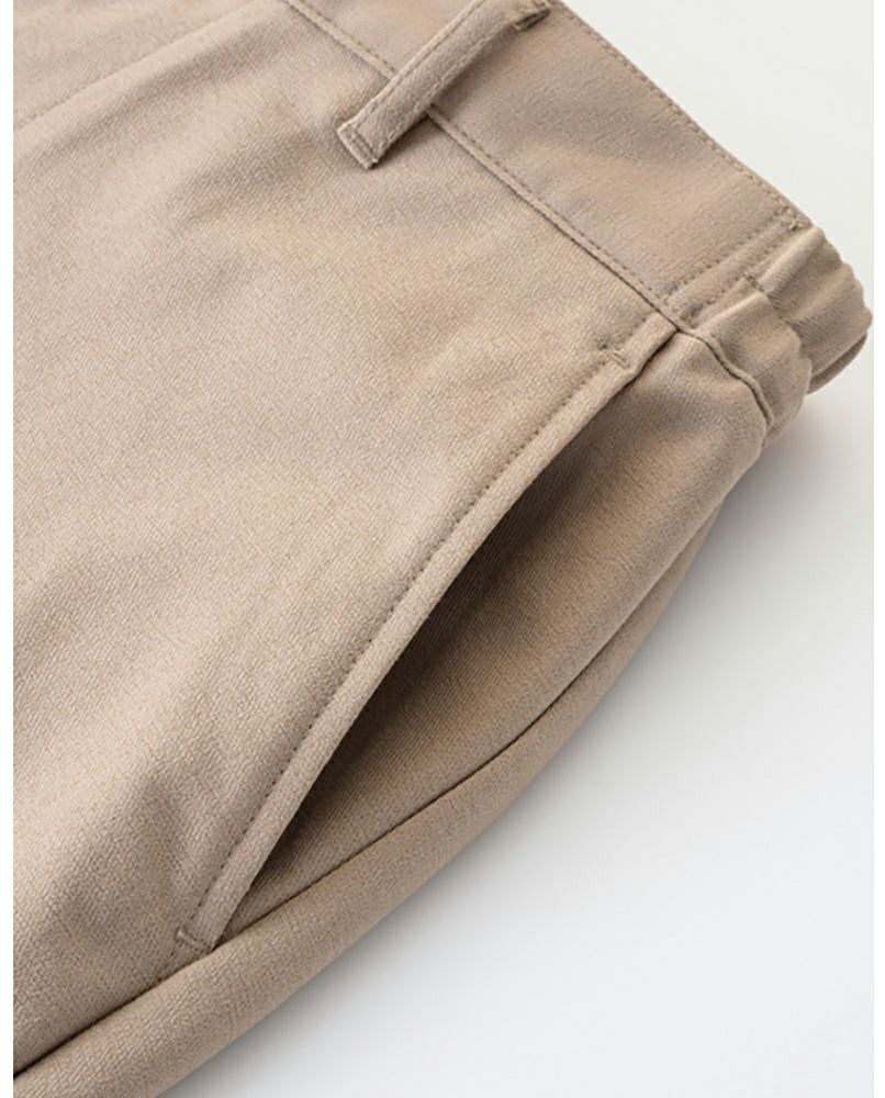 物の出し入れがしやすい斜めポケット仕様