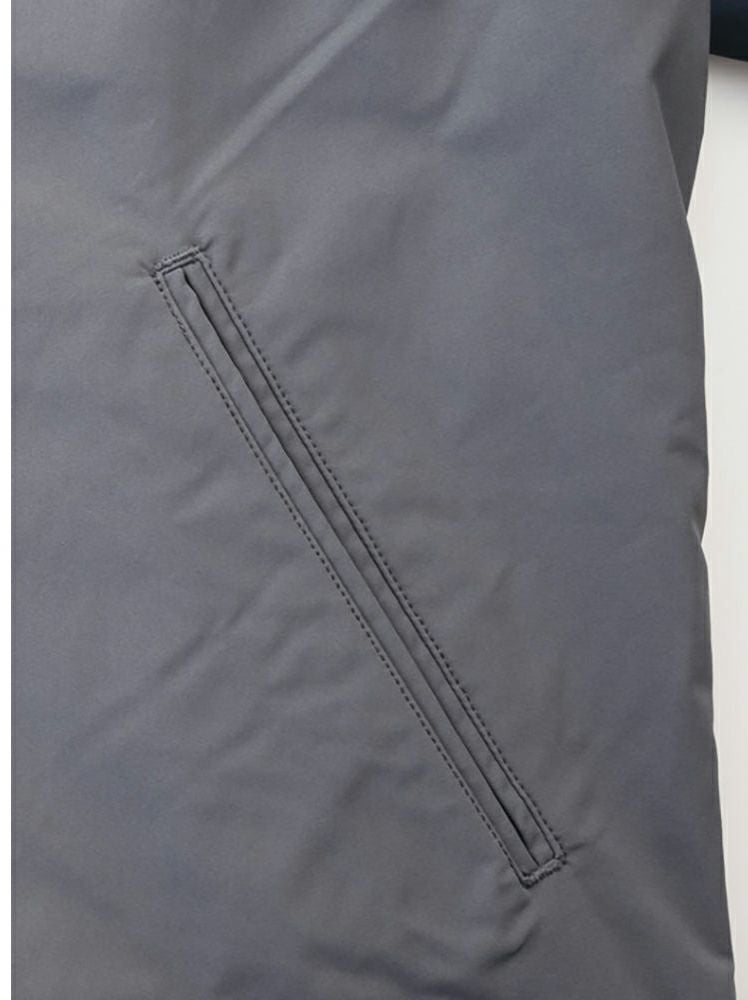 物の出し入れがしやすい両脇ポケット付き