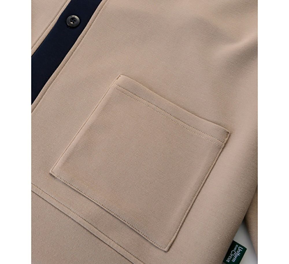 収納に便利な両脇ポケット付き