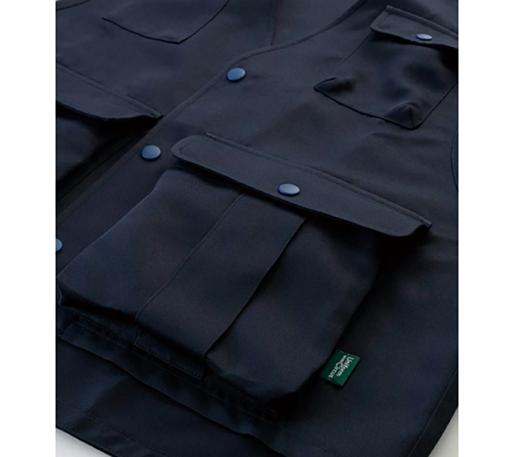 収納力の高いマチ付きポケット付き