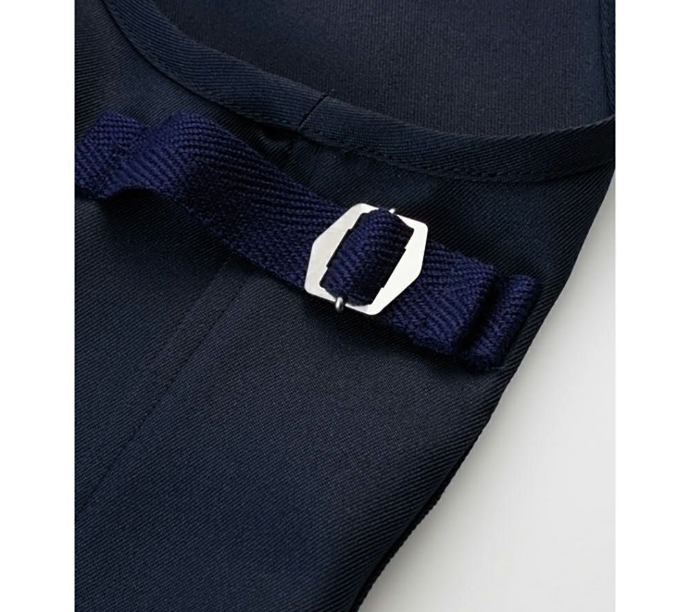 両脇にサイズ調整可能なベルト付き