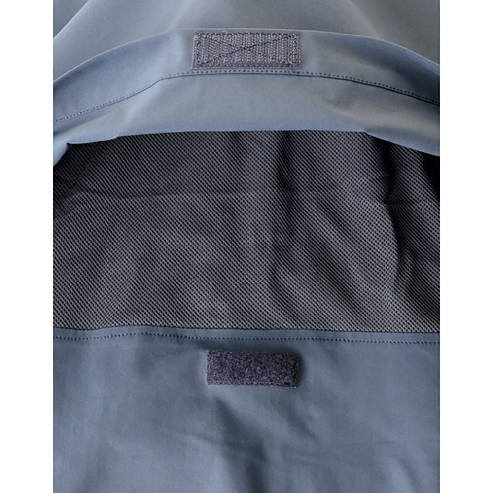 蒸れにくく快適な背面フラシ仕様