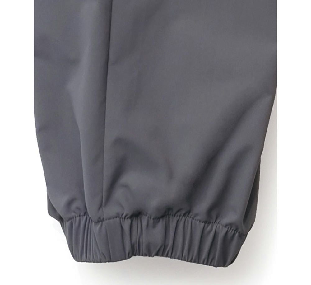 裾は動きやすいゴム仕様