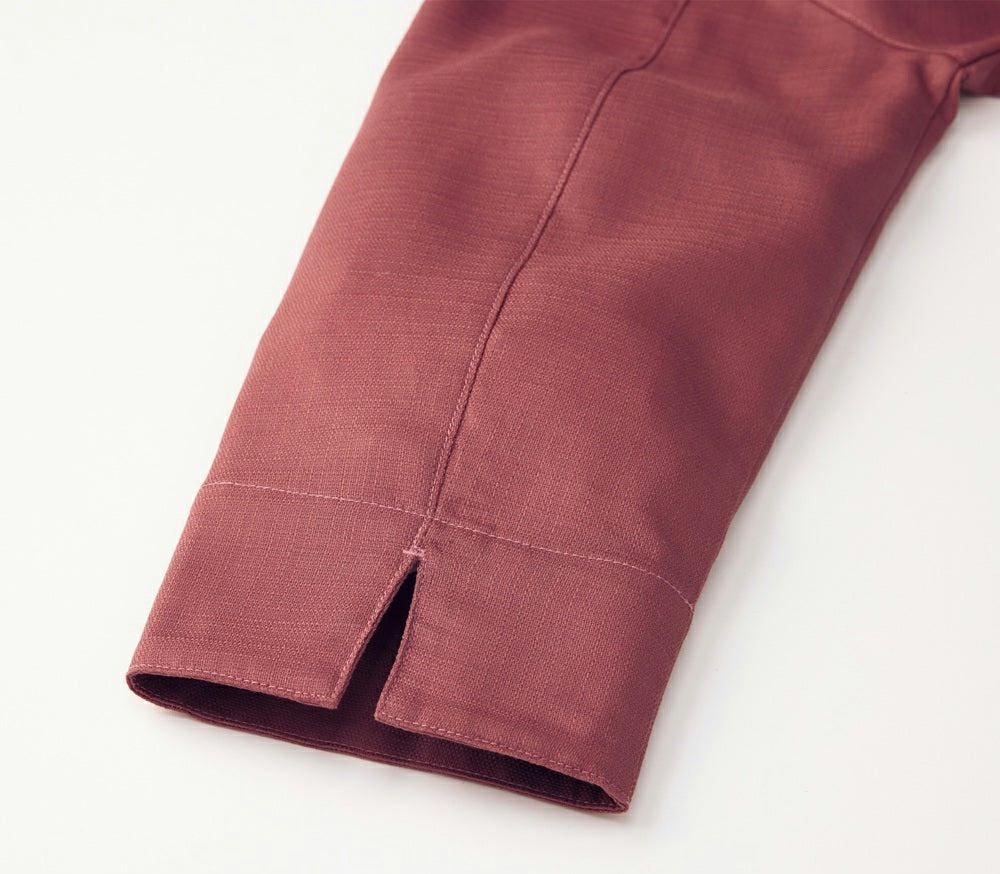 袖口にスリットが入っているので作業がより快適に