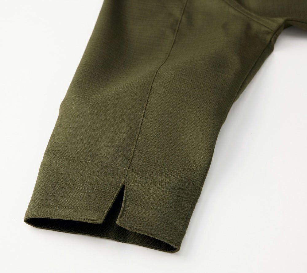 スリット入りの袖口で作業がより快適に