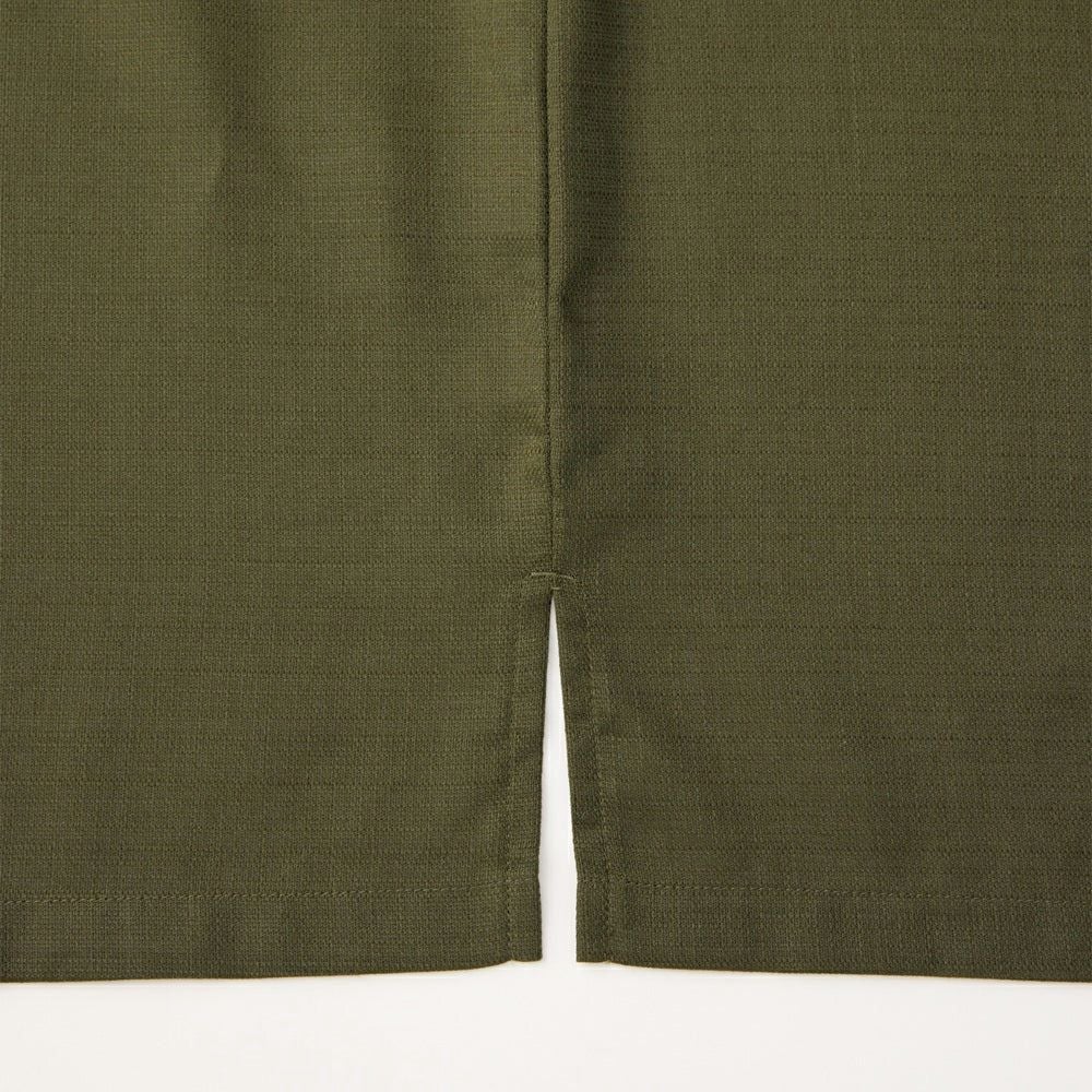 サイドにスリットが入っていて動きやすい