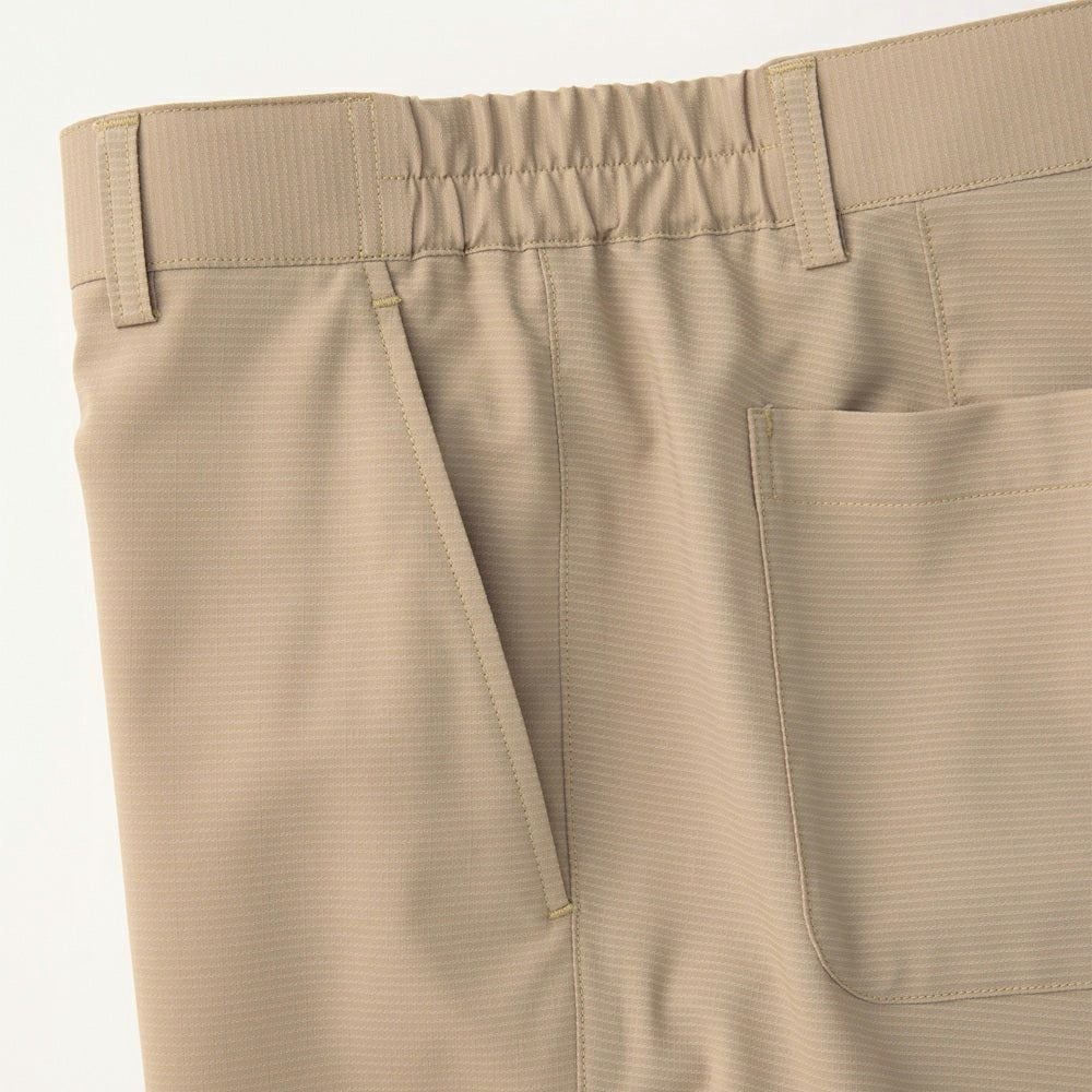 物の出し入れがしやすく、シルエットも美しい斜めポケットです