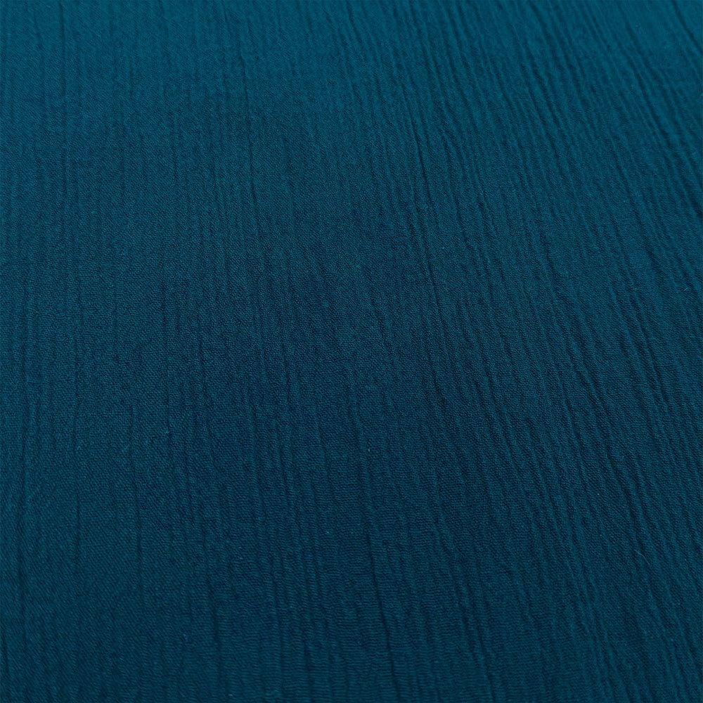 表面の細かい凹凸（しぼ）によって肌離れが良く、さらりと涼しい着心地を叶える夏向け布帛素材