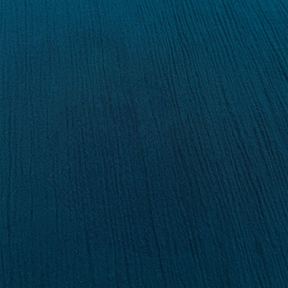 表面の細かい凹凸（しぼ）によって肌離れが良く、さらりと涼しい着心地を叶える夏向け布帛素材